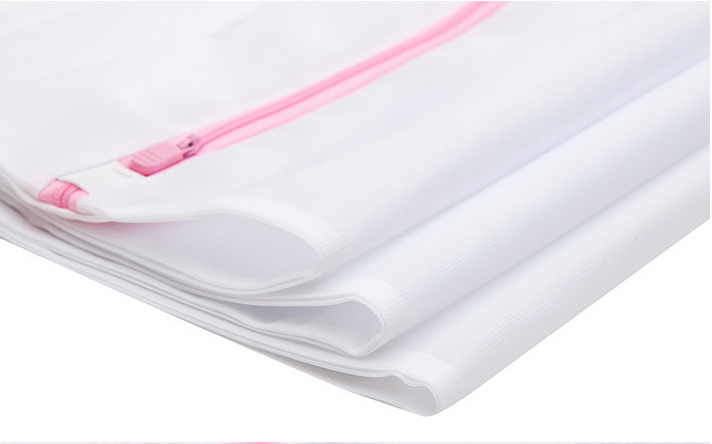 Novora Mesh Laundry Bag, zipper detail